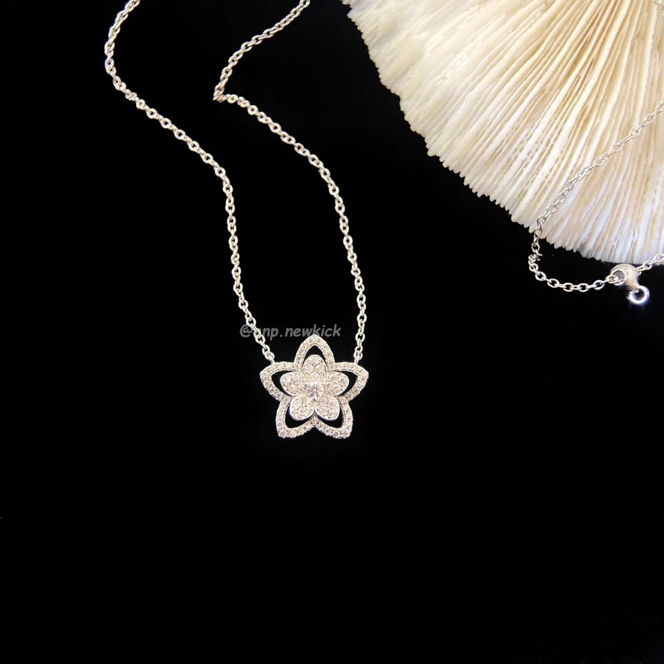 Graff Wild Flower Diamond Pendant (5) - www.newkick.vip